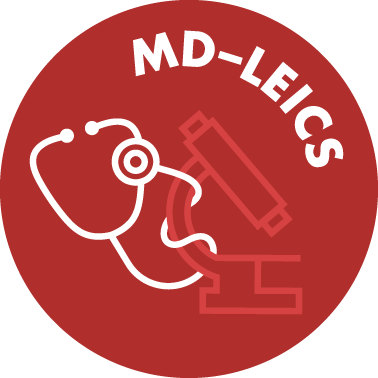 Kreisrundes Logo mit rotem Hintergrund und weißer Schrift: MD-LEICS. Daneben ein Stethoskop und ein Mikroskop