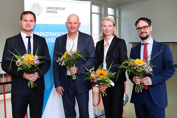 Dr. Ralph Wendt, Dr. René Staritzbichler, Dr. Anna Völker und Dr. Philipp Pieroh  mit Blumen