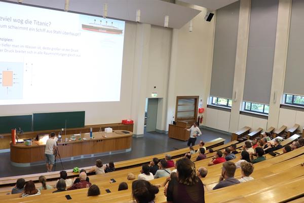 LNdW_Grosser_Hoersaal_Universitaet_Leipzig_Ina_Wuerfel (3).jpg