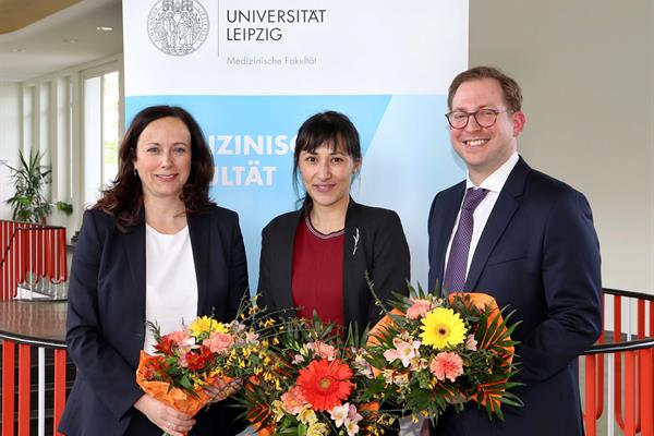 Dr. Franziska Schlensog-Schuster, Dr. Dr. Gabriela-Diana Le Duc, MD/PhD  und Dr. Dr. Stephan Blazek mit Blumensträußen