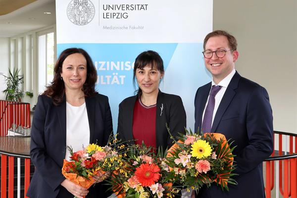 Dr. Franziska Schlensog-Schuster, Dr. Dr. Gabriela-Diana Le Duc, MD/PhD und Dr. Dr. Stephan Blazek mit Blumensträußen
