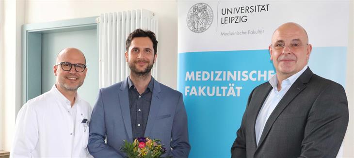 Professor Lacher, Dr. Wagner und Dekan der Medizinischen Fakultät, Professor Ingo Bechmann posieren