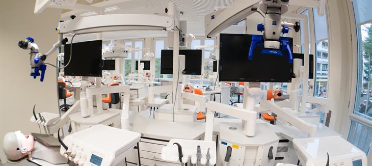 Ausbildungsräume für Zahnmedizinstudierende mit Simulationsarbeitsplätzen zusätzlicher technischer Ausstattung