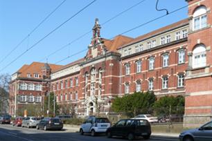 Medizinische Klinik in der Philipp-Rosenthal-Straße 27 (sog. „Rotes Haus“)