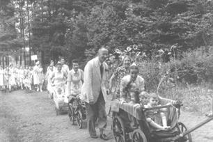 Schwester Gottburg und Professor Peiper mit Gattin, den Handwagen schiebend, beim Ausflug