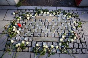 Stolpersteine vor dem Haupteingang des UKL