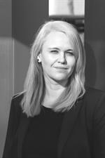 Schwarz-Weiß-Porträt einer Frau mit langen blonden Haaren