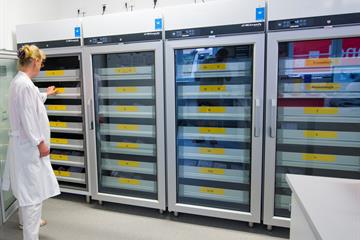 kühlschrank-empfängerlabor-blutbank-uniklinikum-leipzig.jpg