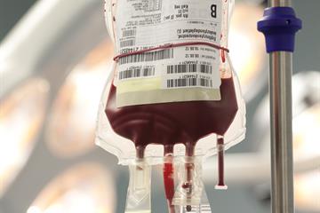 bluttransfusion-hochformat-blutbank-uniklinikum-leipzig.jpg