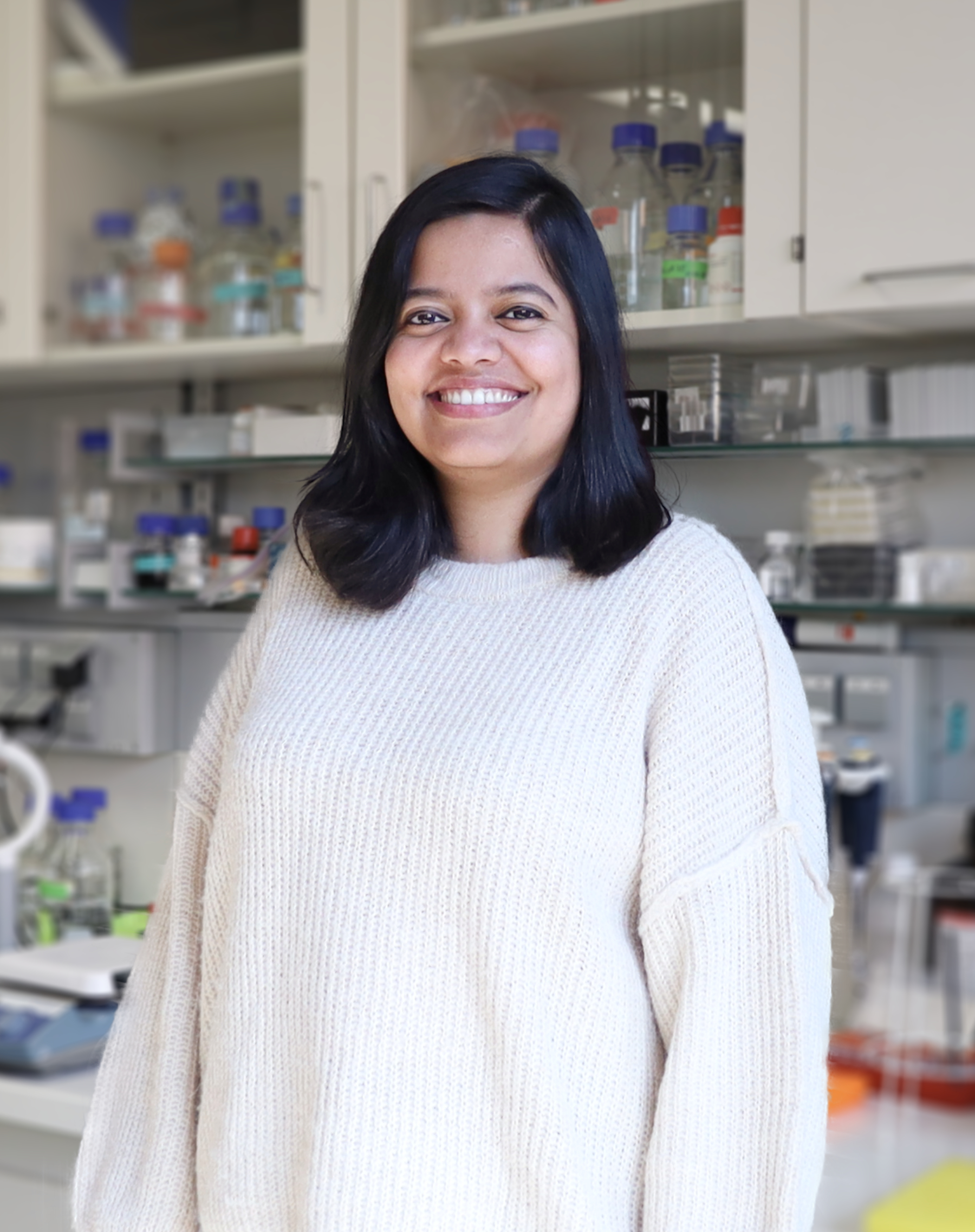 Aparna Ammanath_vor Laborhintergrund_crop.jpg