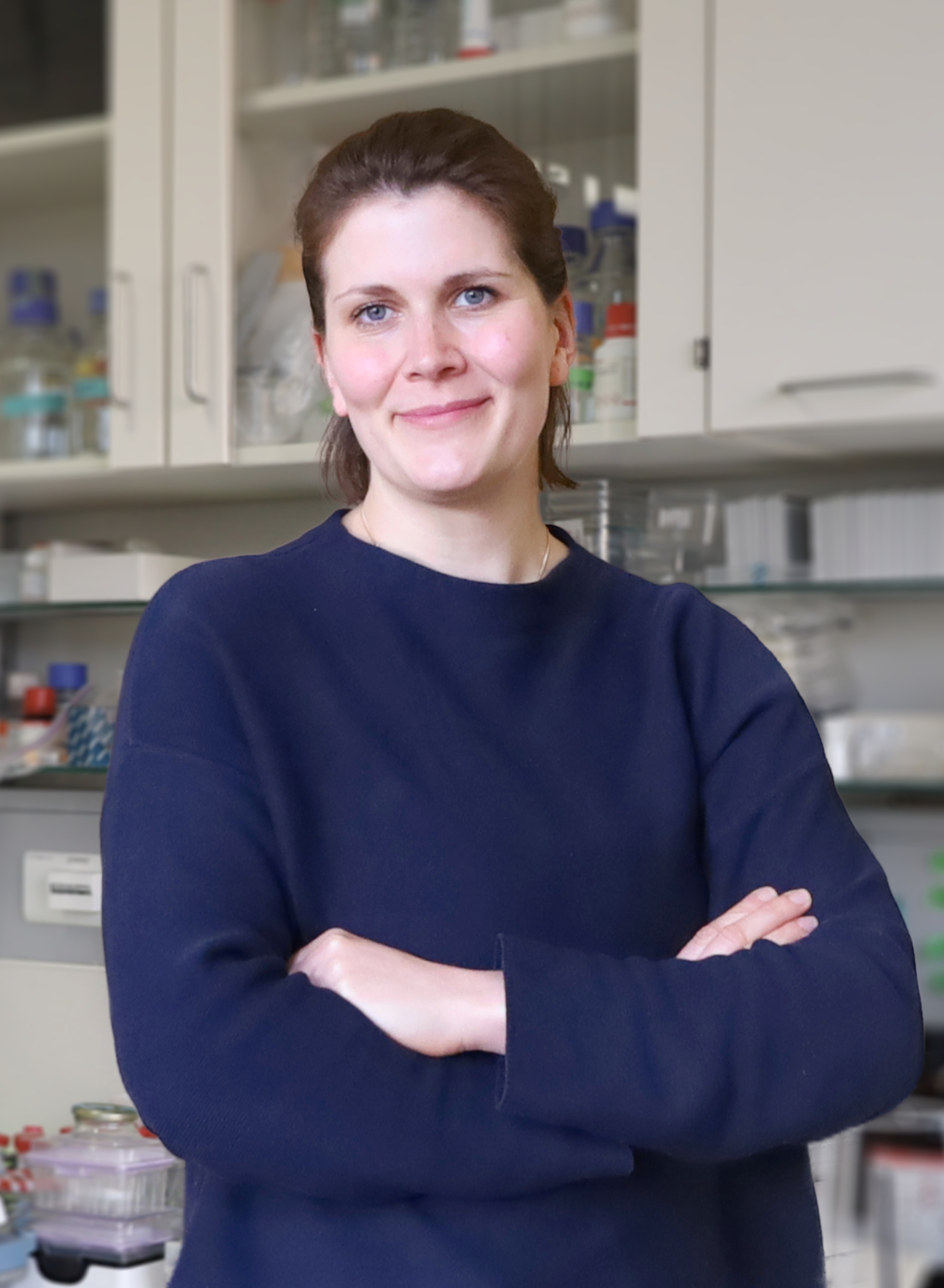 Vera Garloff vor Laborhintergrund_crop.jpg