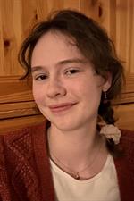 Eine junge frau mit brille und gestreiftem schal