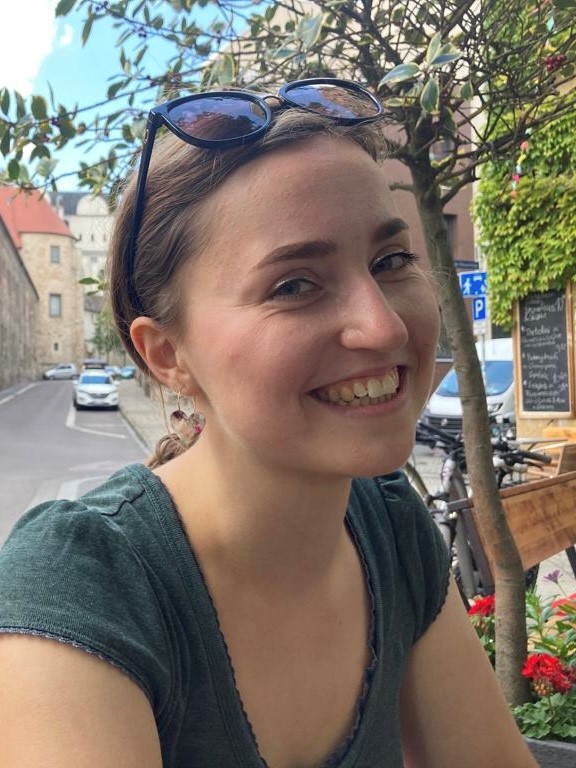 Ein blaues symbol einer person ohne gesicht auf weißem hintergrund.