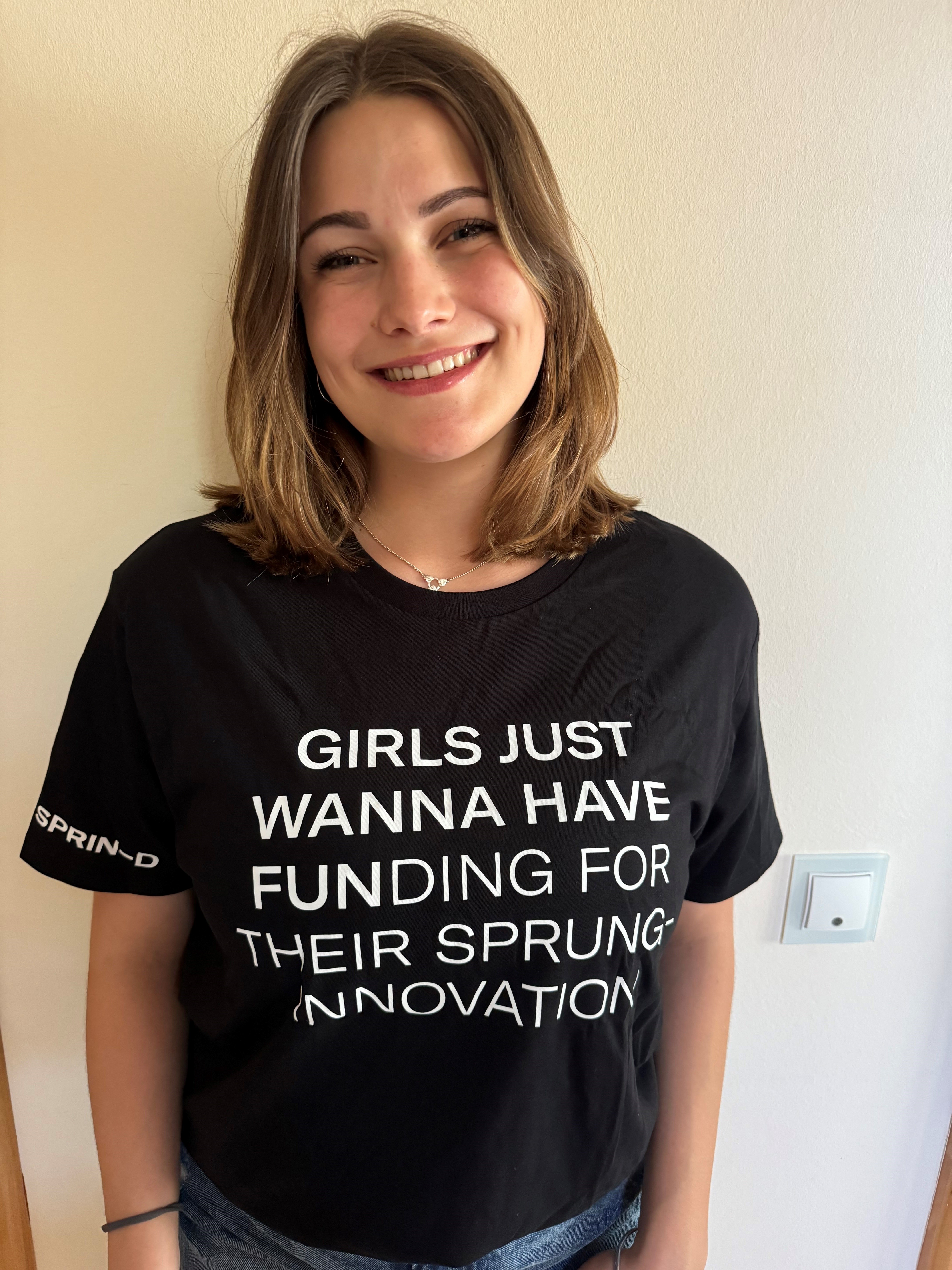 Ein mann in einer blauen jacke mit kapuze steht vor einem fluss