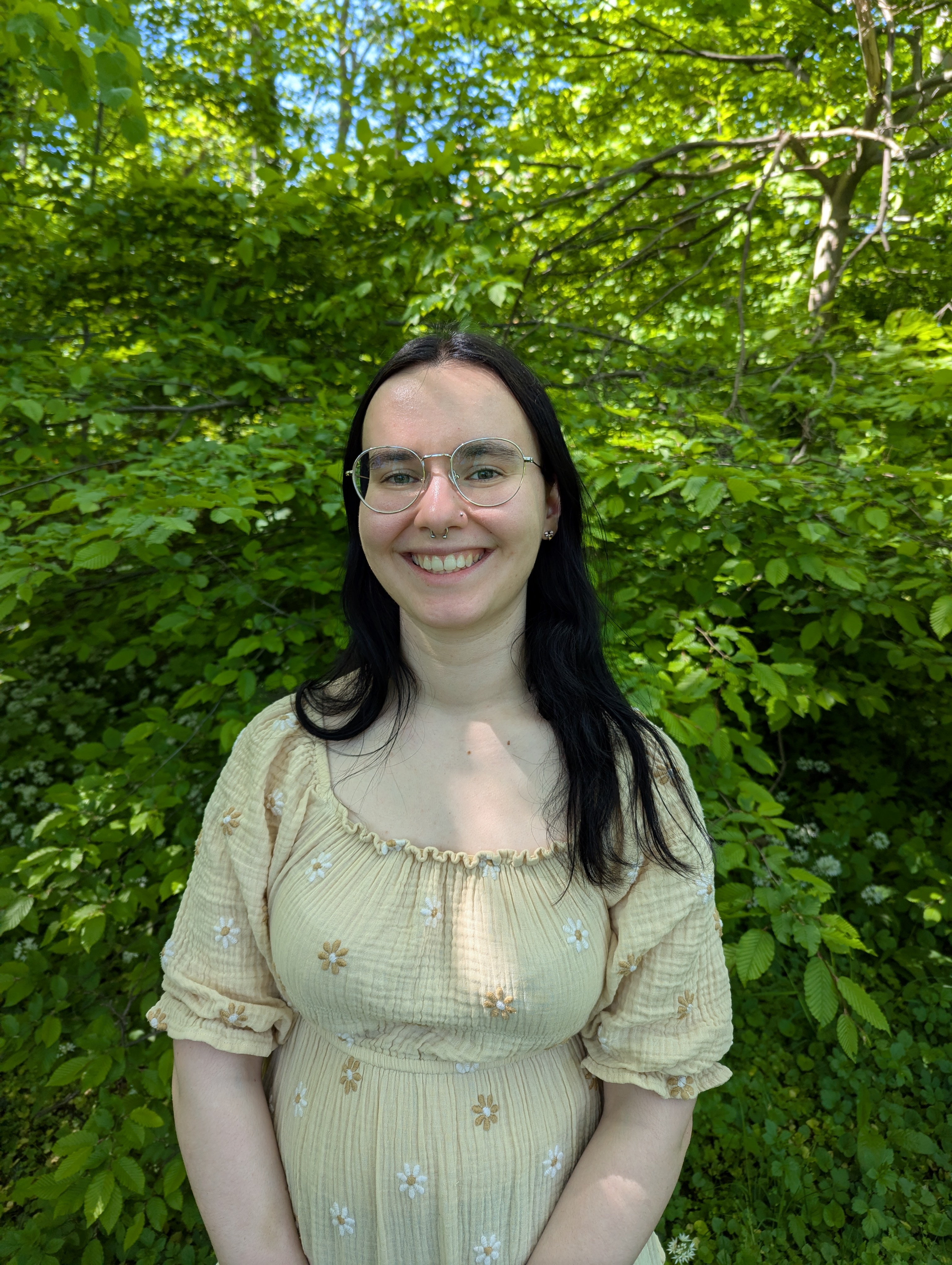 Ein blaues symbol einer person ohne gesicht auf weißem hintergrund.