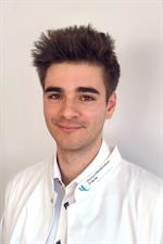 Universitätsklinikum Leipzig Medizin ist unsere Bending. Ein mann trägt ein weißes hemd mit der aufschrift „universitätsklinikum leipzig“