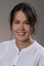 Eine frau im weißen hemd lächelt in die kamera