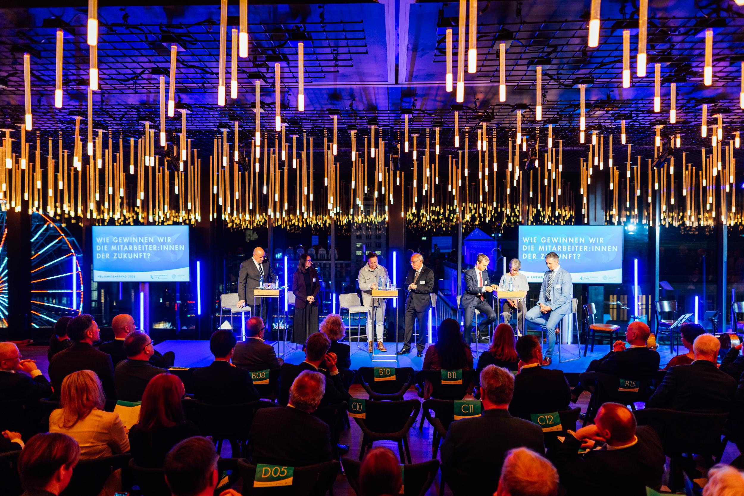 Auf dem Podium beim Neujahrsempfang 2026  wurde aus Sicht der Universitätsmedizin die Frage diskutiert, wie die Fachkräfte der Zukunft zu gewinnen seien.