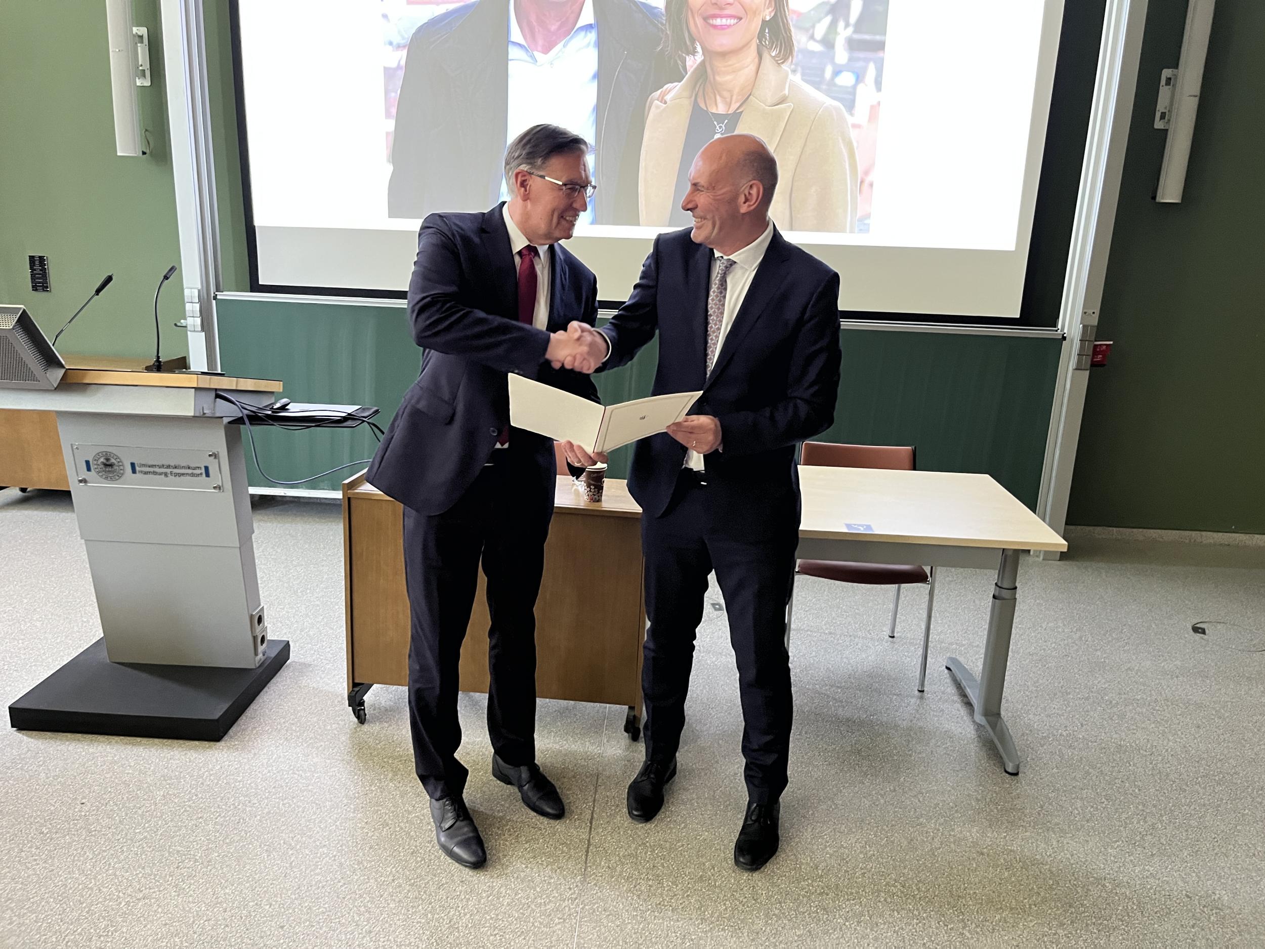 Als Preisträger des diesjährigen Wilhelm-Warner-Preises erhält Prof. Florian Lordick (r.) im Rahmen eines Festaktes die Urkunde aus den Händen von Prof. Carsten Bokemeyer, Vorstand der Wilhelm-Warner-Stiftung und Direktor der Medizinischen Klinik II am Universitätsklinikum Hamburg-Eppendorf (UKE).
