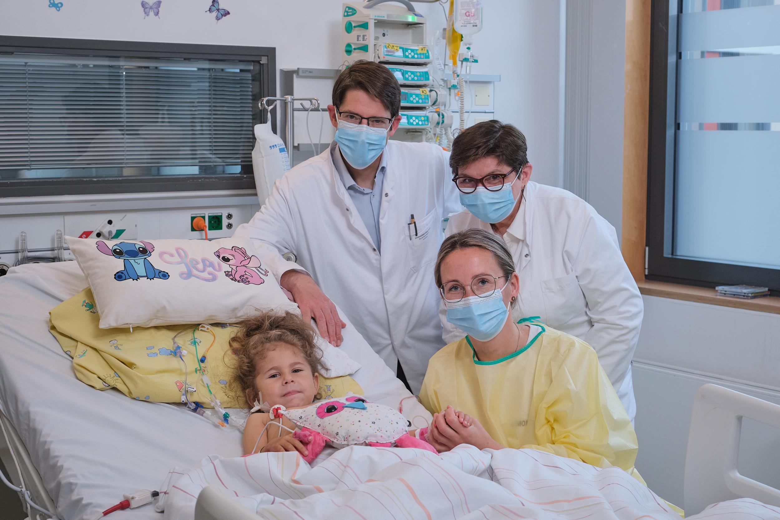 Prof. Daniel Seehofer (hinten links) und Oberärztin Dr. Katalin Dittrich freuen sich, dass es der vierjährigen Lea und ihrer Mutter nach der erfolgreichen Transplantation der mütterlichen Niere gut geht.