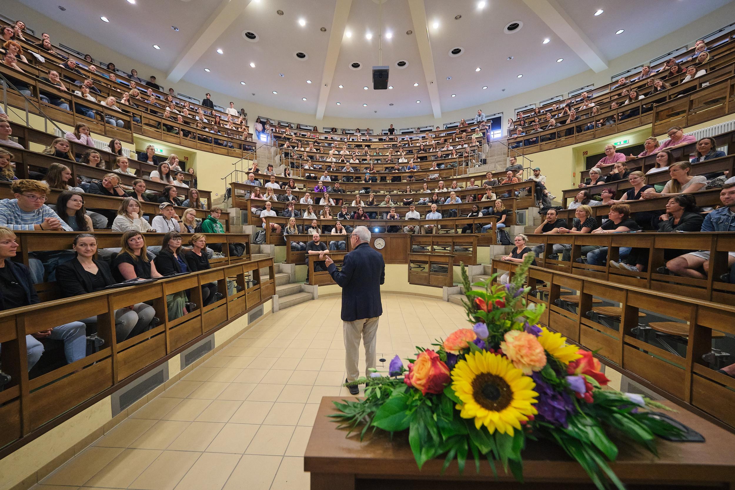 Mit einer feierlichen Immatrikulation begrüßte die Medizinischer Berufsfachschule des UKL heute ihre neuen Azubis.