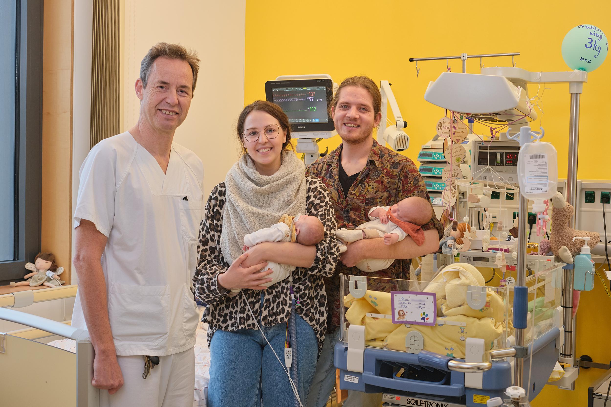 Prof. Ulrich Thome mit den Eltern Chiara M. und Jannik K. sowie den Zwillingen Wilma (l.) und Marle auf der Frühgeborenenstation des UKL.