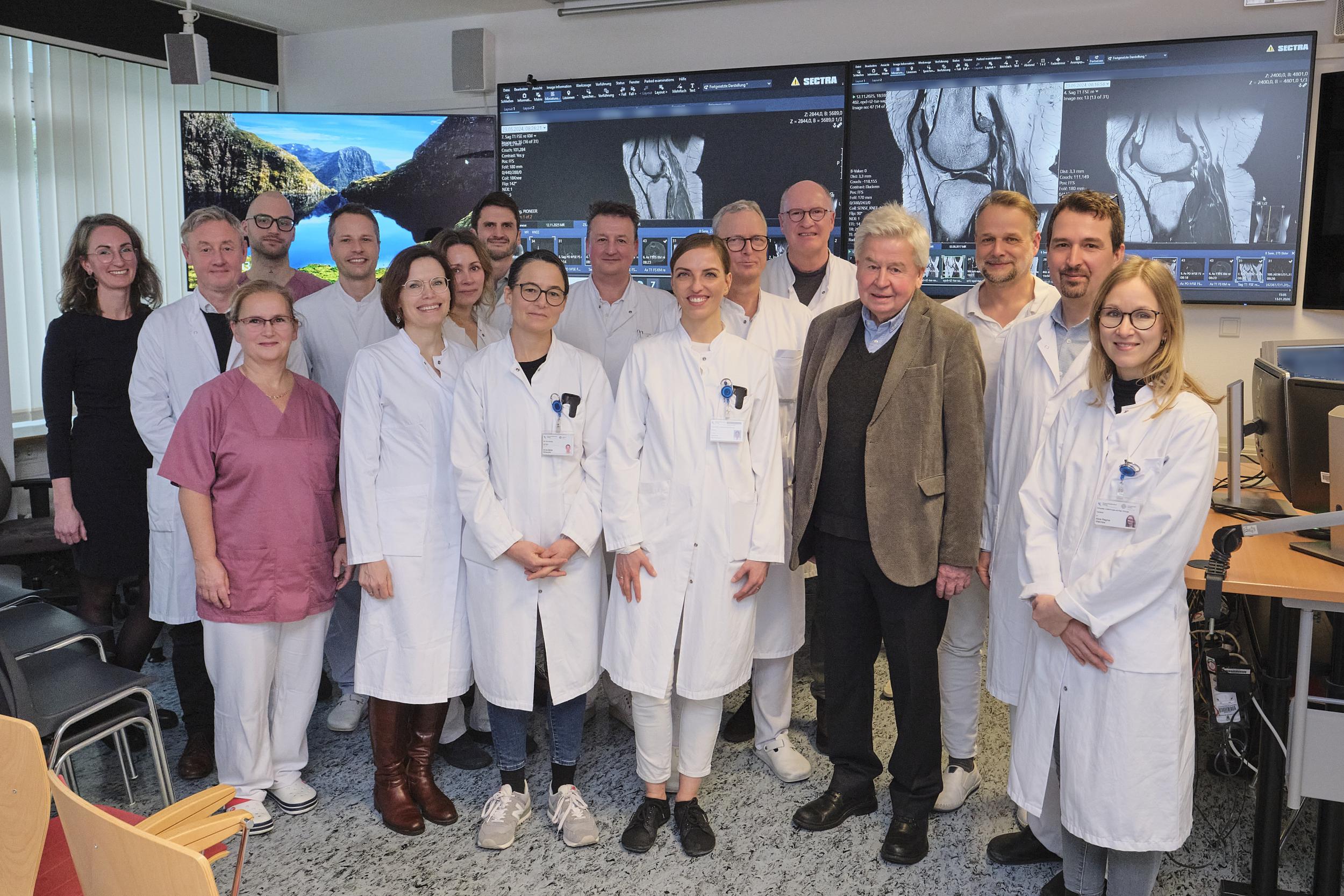 Anlässlich des 800. Sarkomboards versammelten sich die Beteiligten zu einem Gruppenbild, unter ihnen der Gründer des Gremiums, Prof. Georg Freiherr von Salis-Soglio (4. v. r.).