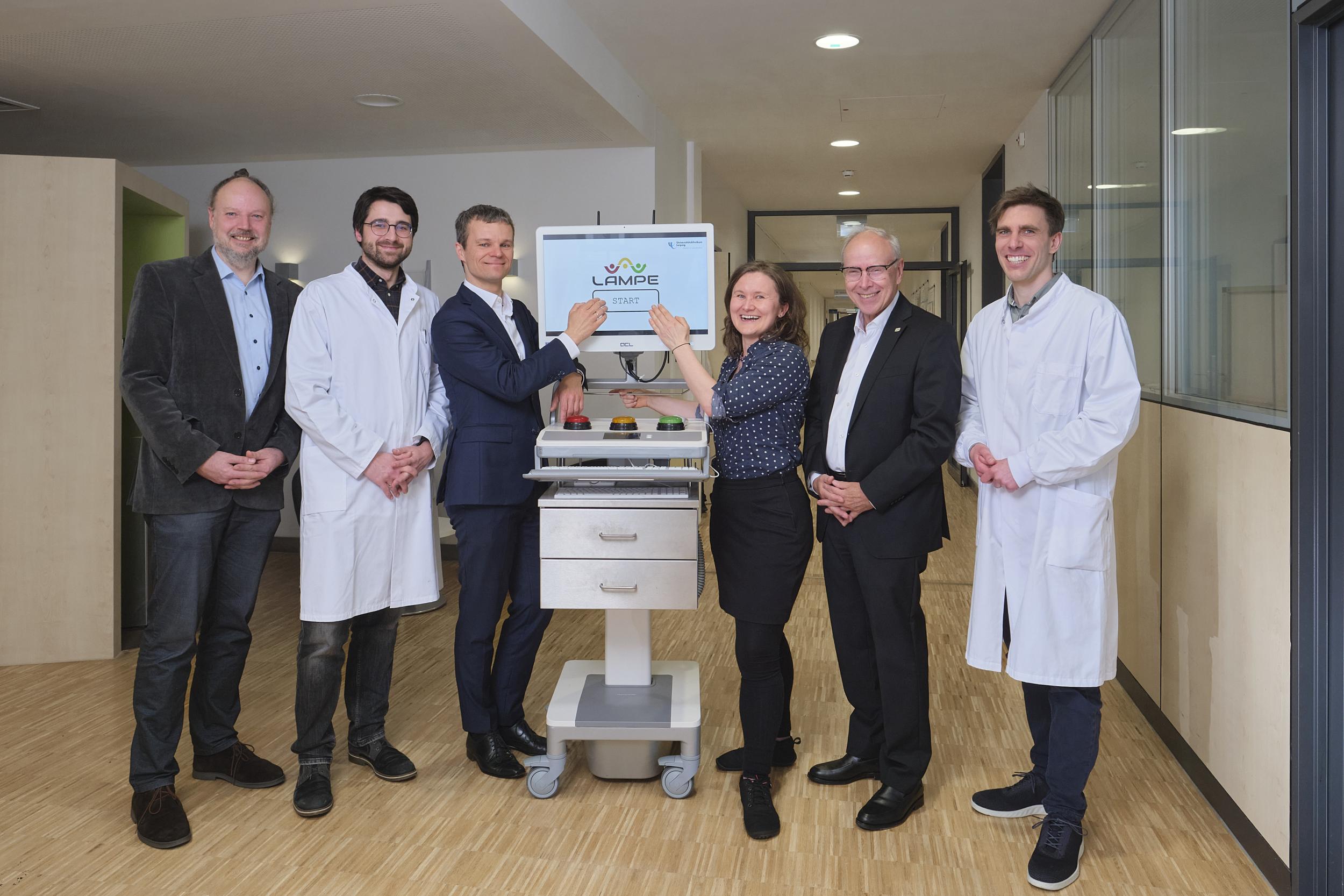 Gaben gemeinsam den Startschuss für „LAMPE“ (v. l.): Prof. Toralf Kirsten, Abteilungsleiter Medical Data Signs; Martin Federbusch, Abteilungsleiter MedKIT; Dr. Robert Jacob, Kaufmännischer Vorstand UKL; Maria Schmidt, Wissenschaftliche Leitung Abteilung MedKIT; Prof. Dr. Christoph Josten, Medizinischer Vorstand UKL, sowie Daniel Steinbach, Leitung der KI-Entwicklung, Abteilung MedKIT.