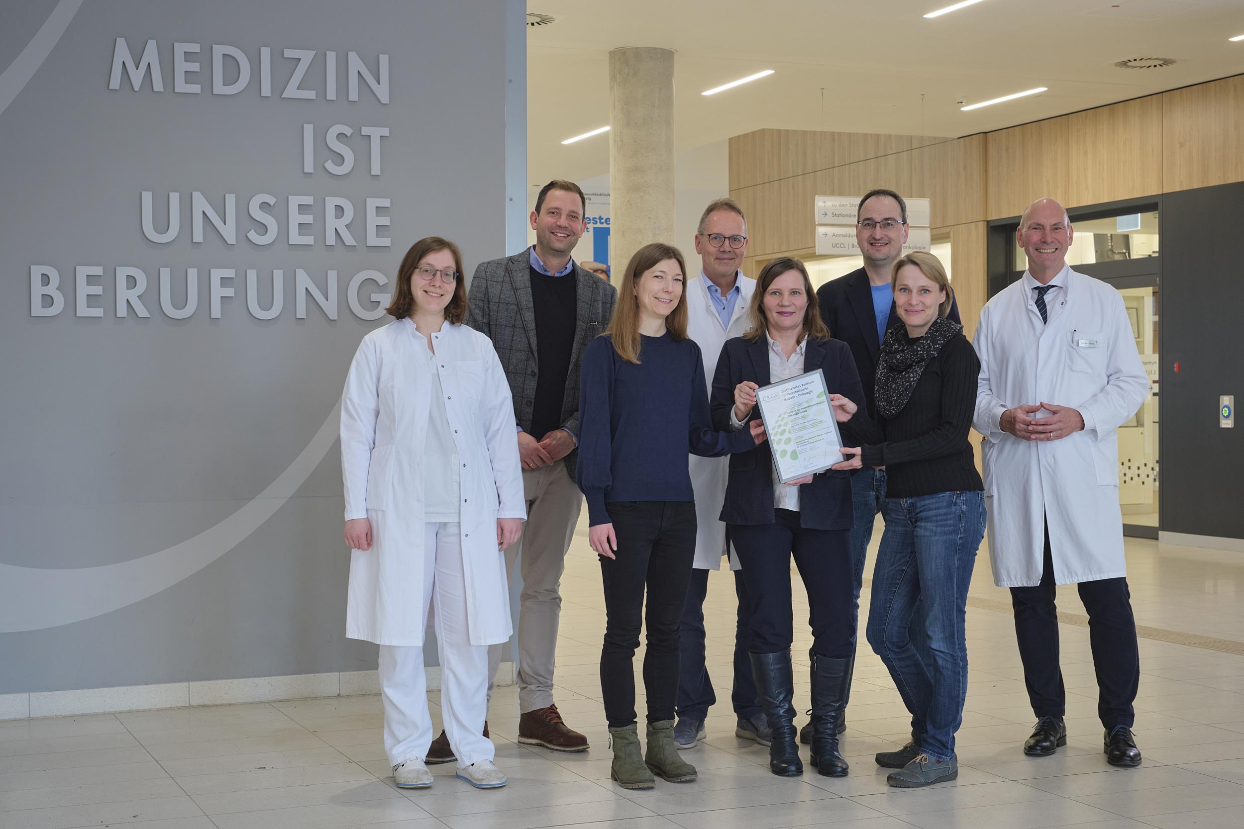 Expert:innen des Zentrums für personalisierte Medizin - Onkologie freuen sich über die erfolgreiche Zertifizierung durch die Deutsche Krebsgesellschaft (DKG).