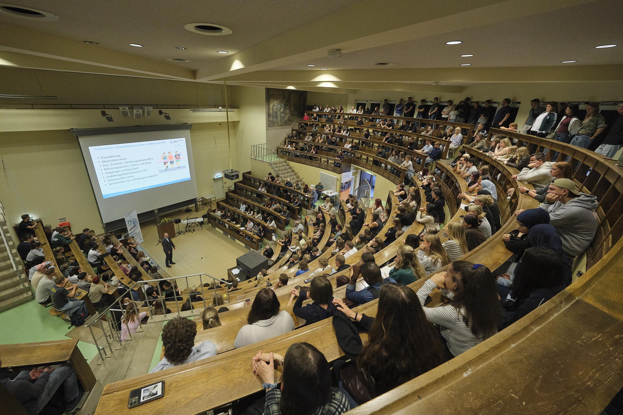Mit einer feierlichen Immatrikulation im altehrwürdigen Hörsaal der Anatomie begann heute die Berufsausbildung an der Medizinischen Berufsfachschule des UKL.