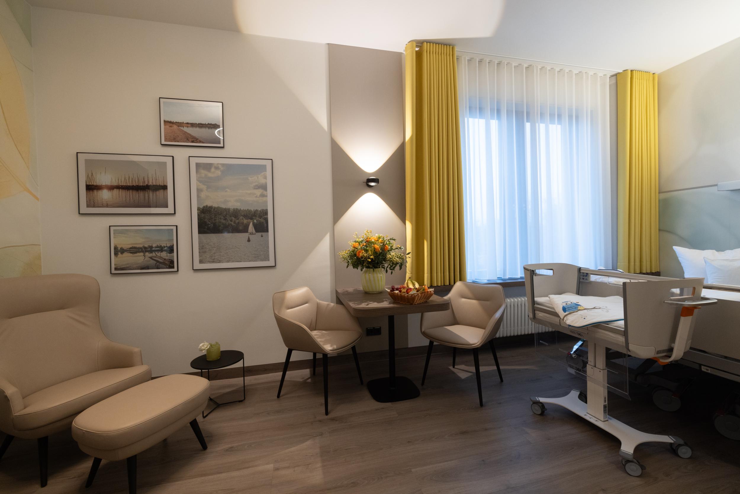 Warme Farbtöne und indirekte Beleuchtung sorgen in den neuen Familienzimmern des UKL für eine angenehme Atmosphäre.