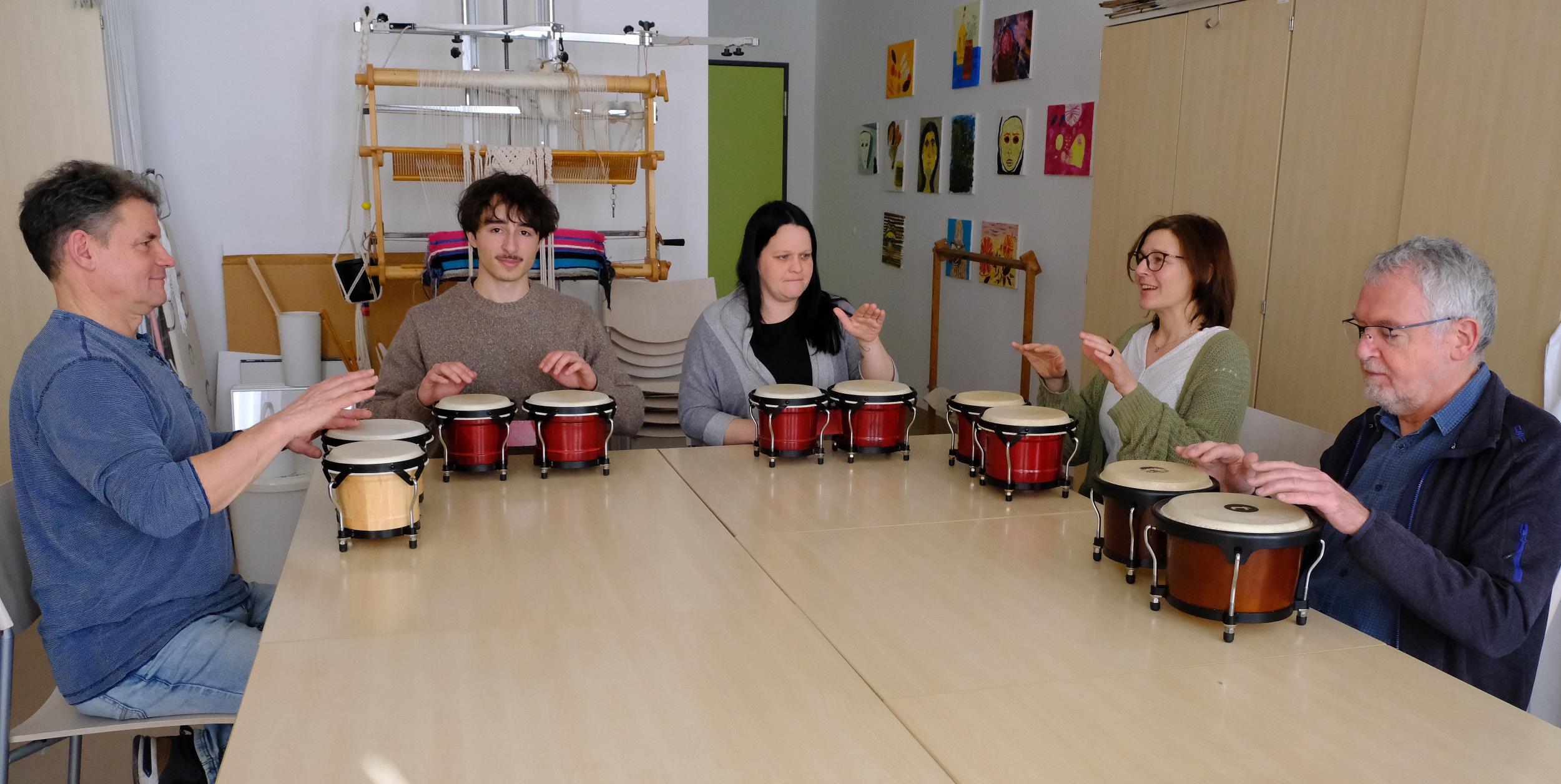 Die Musiktherapie ist ein Angebot der Tagesklinik für Kognitive Neurologie. Die Patient:innen lernen zum Beispiel, einen gemeinsamen Rhythmus zu finden und zu halten.