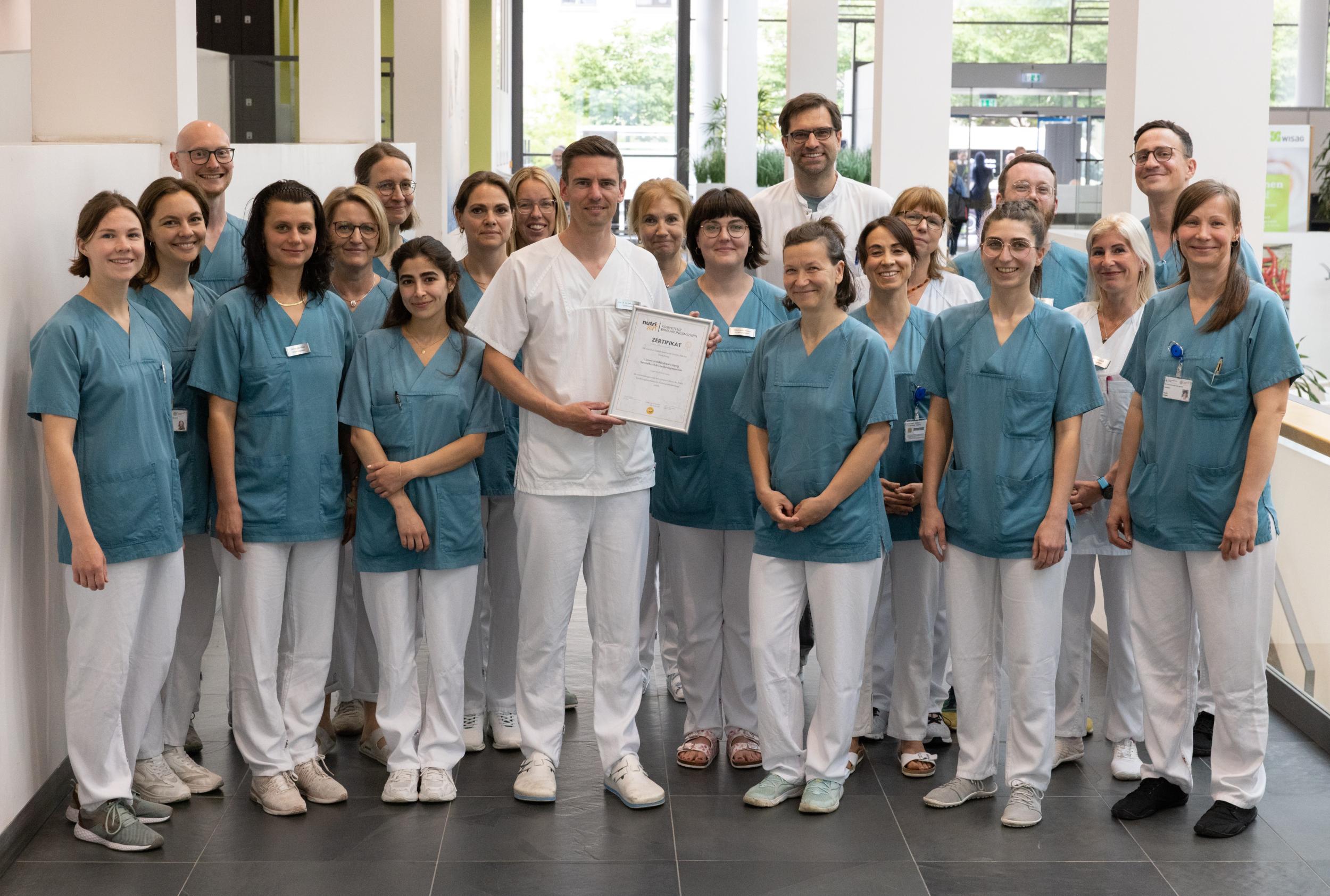 Das Ernährungsteam am UKL mit seinem Leiter Prof. Lars Selig (Mitte vorn) betreut Patient:innen mit ganz unterschiedlichen Krankheitsbildern und kümmert sich besonders um die Prävention von Mangelernährung.