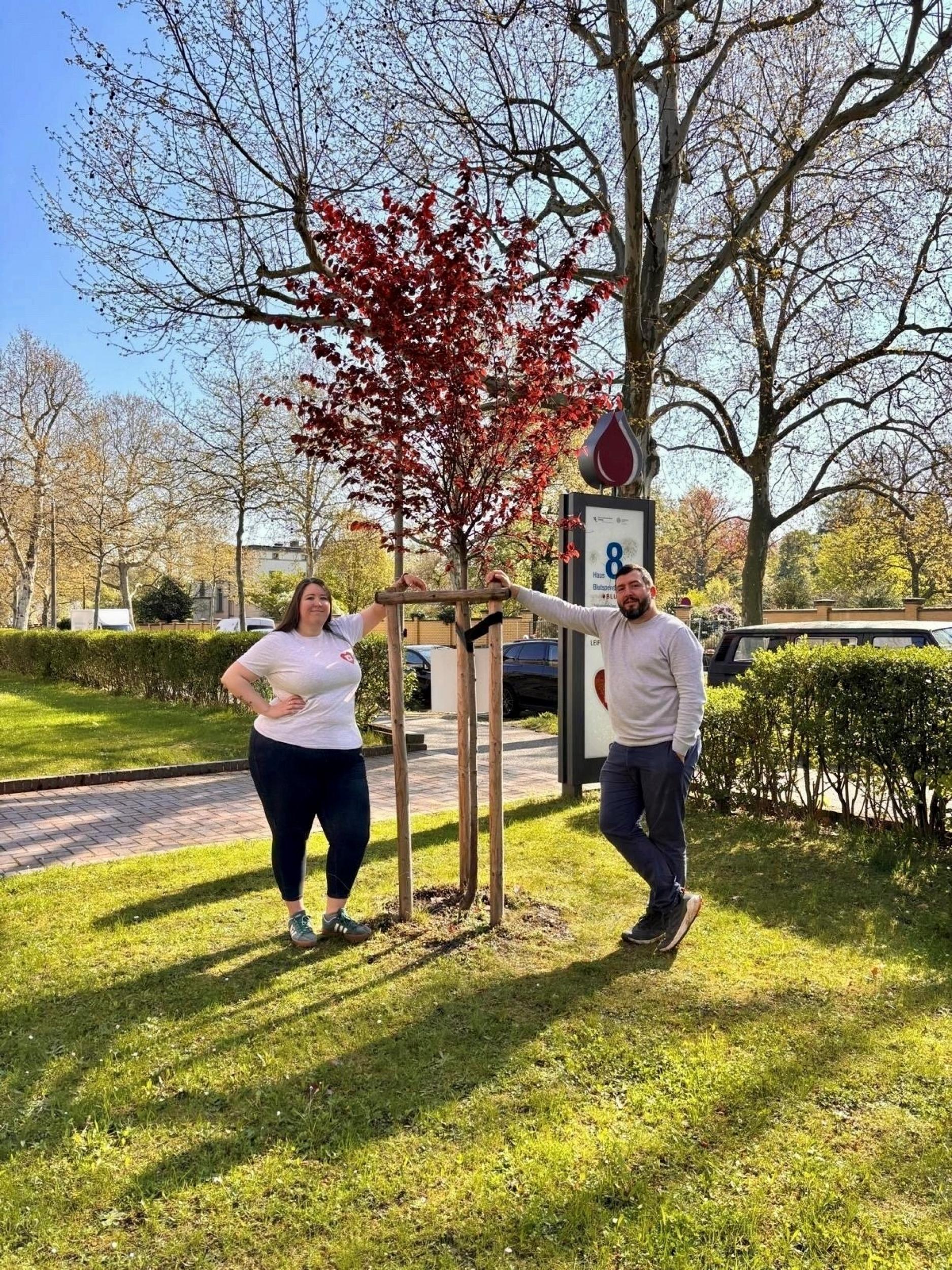 Das Team vom Spendermanagement der UKL-Blutbank Janina Sommermeyer und Alexander Müller vor der Blutpflaume.