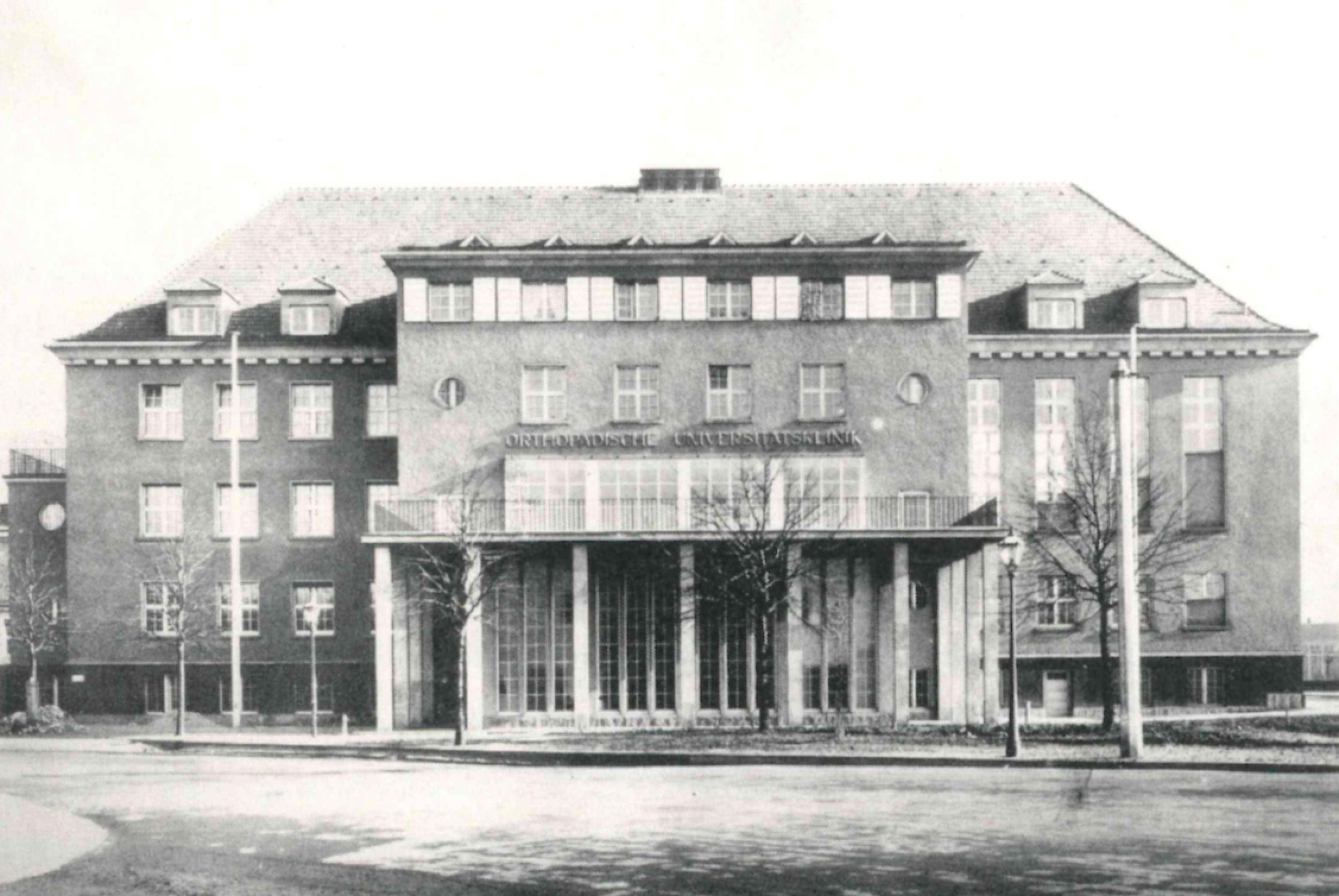 Der Haupteingang der früheren Orthopädischen Universitätsklinik.