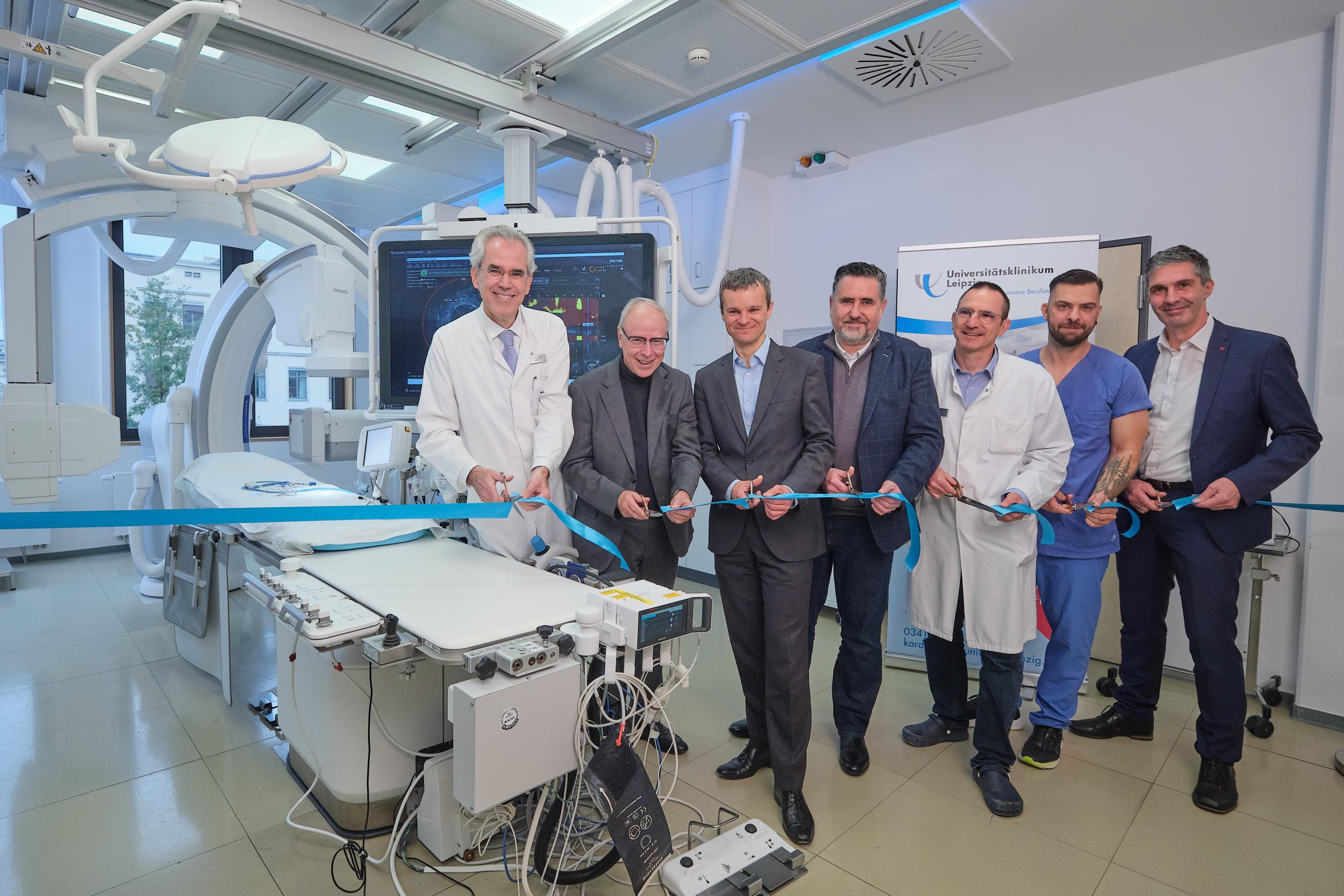 Nehmen die feierliche Eröffnung des Herzkatheterlabors vor (v. l.): Prof. Dr. Ulrich Laufs, Direktor Klinik und Poliklinik für Kardiologie; Prof. Christoph Josten, Medizinischer Vorstand UKL; Dr. Robert Jacob,  Kaufmännischer Vorstand UKL;  Marco Schüller, Kaufmännischer Departmentleiter;  PD Dr. Karsten Lenk, Geschäftsführender Oberarzt Klinik und Poliklinik für Kardiologie;  Thomas Block, Pflegerische Teamleitung Herzkatheter;  Tancred Lasch, Geschäftsführender Pflegerischer Departmentleiter.