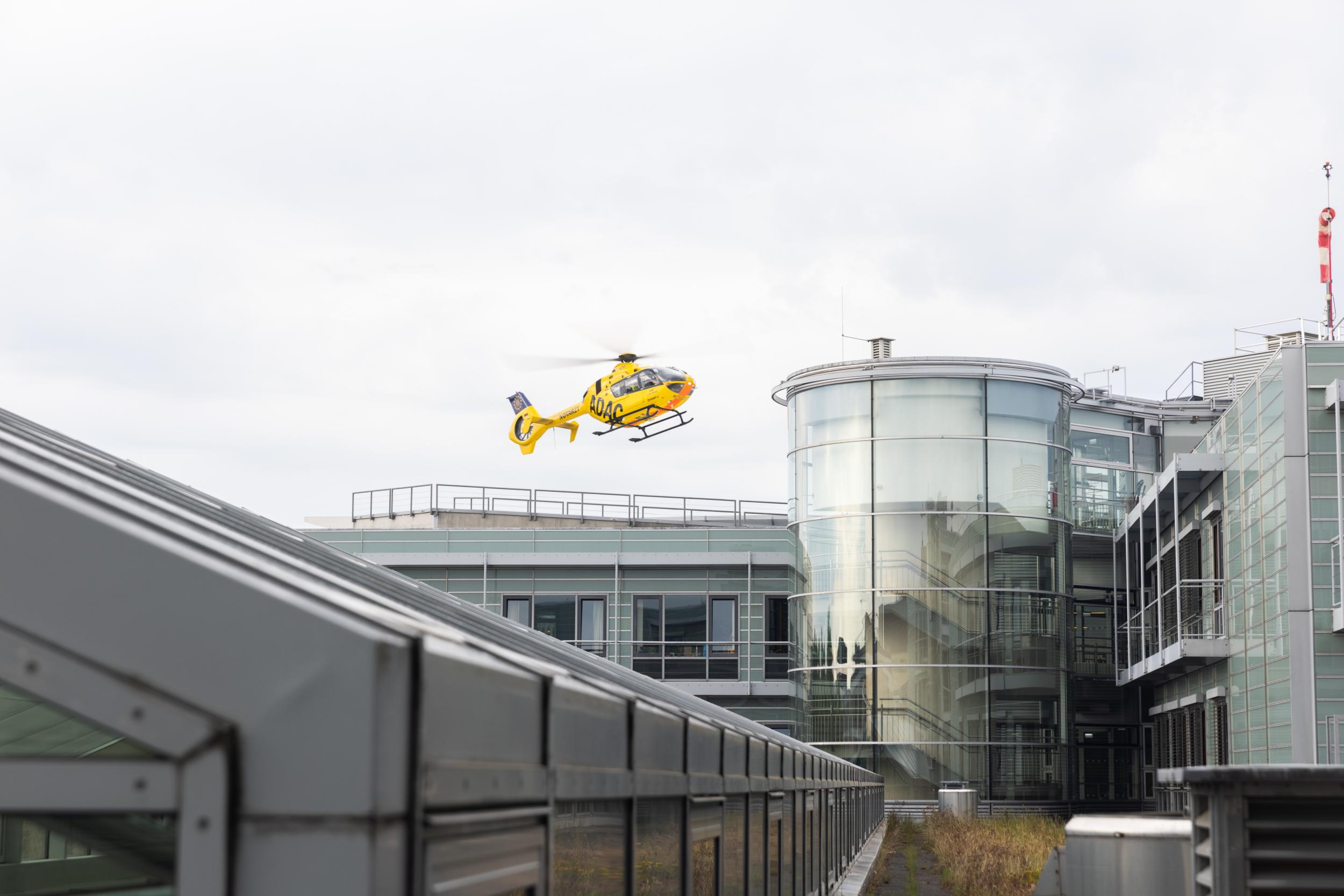 Ein Rettungshubschrauber fliegt das Universitätsklinikum Leipzig an. Eine nahtlose Versorgung vom Unfallort über eine hochvernetzte, qualitätsgesicherte Traumabehandlung bis zur vollständigen Rehabilitation wirken sich positiv auf die Überlebens- und Genesungschancen Schwerverletzter aus.