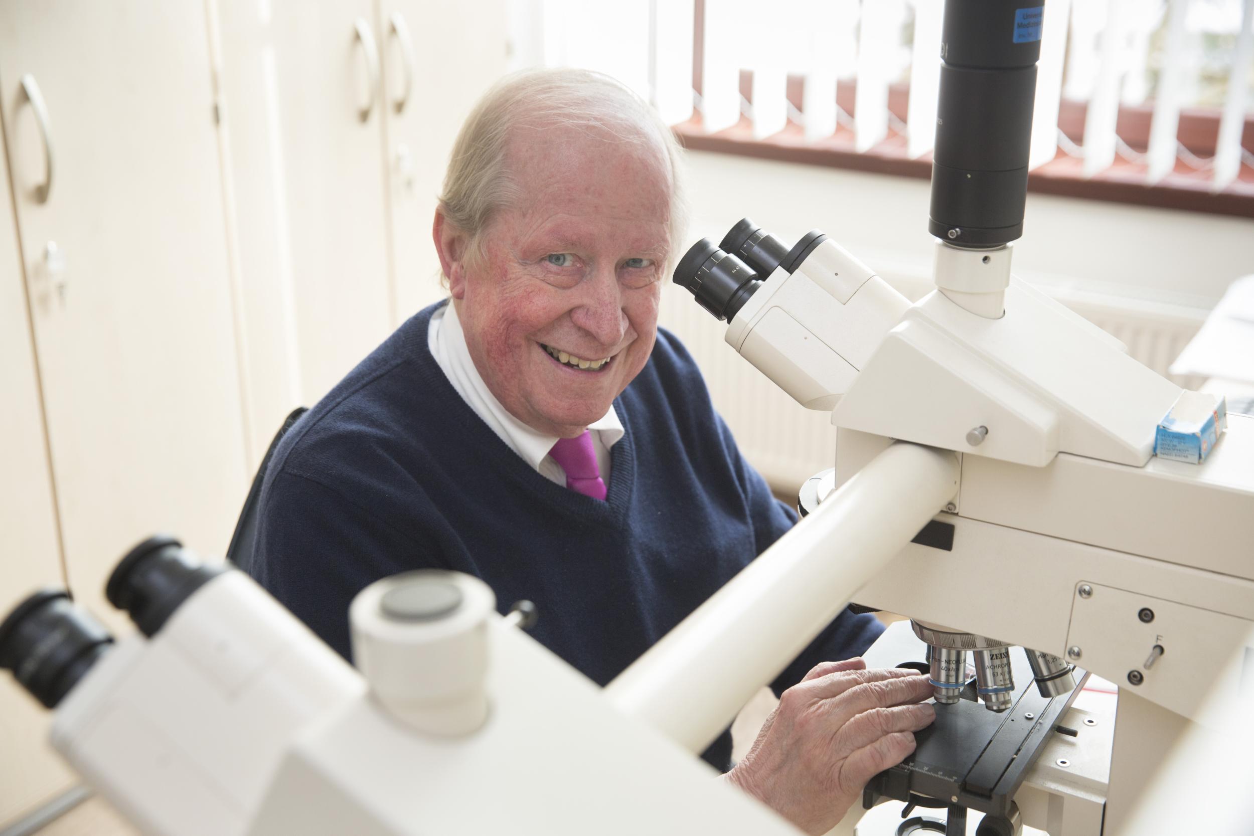 Prof. Christian Wittekind, emeritierter Leiter des Instituts für Pathologie am UKL, wurde mit der Rudolf-Virchow-Medaille für sein Lebenswerk ausgezeichnet.