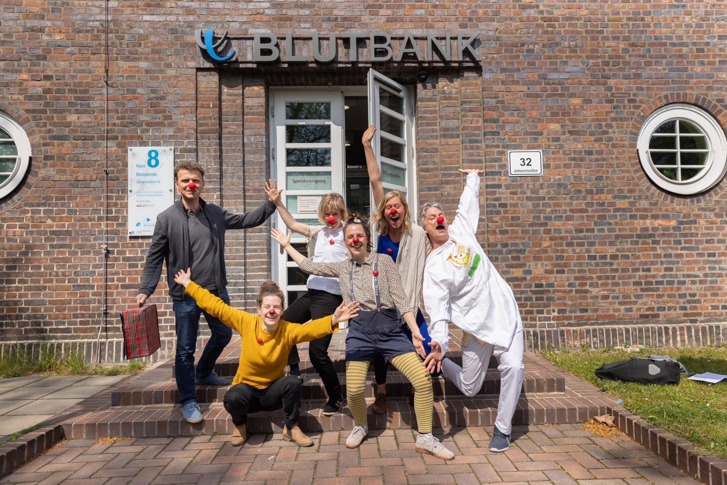 Rückblick ins Archiv: Zur ersten Blutbank-Vereinsaktion im Jahr 2022 nahmen unter anderem mehrere Mitglieder des engagierten Leipziger Klinikclown-Vereins „Clownsnasen e.V.“ teil.