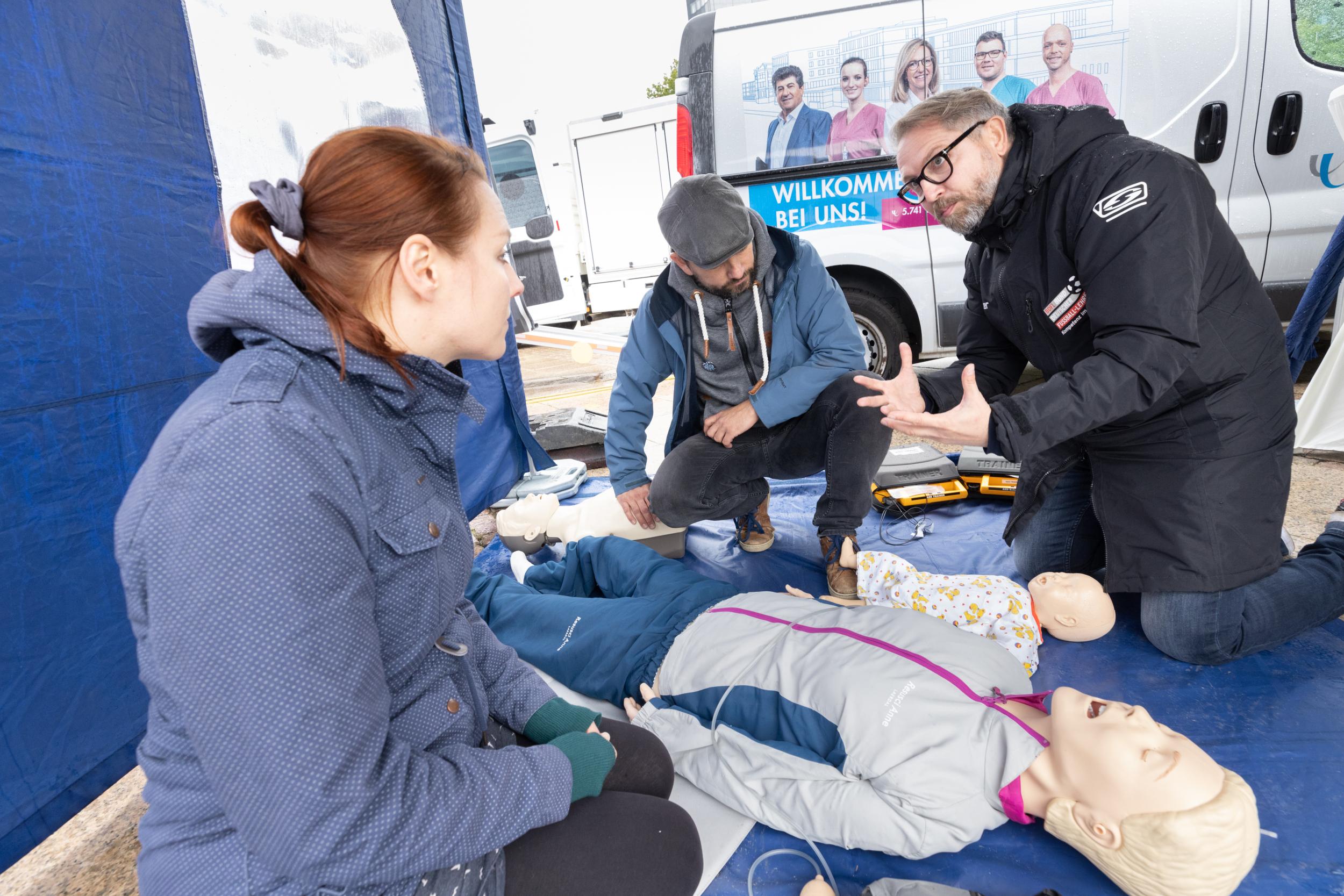 Das UKL beteiligt sich regelmäßig an der Woche der Wiederbelebung und bietet in diesem Rahmen Schulungen und Mitmachaktionen zur korrekten Durchführung einer Herzdruckmassage an.