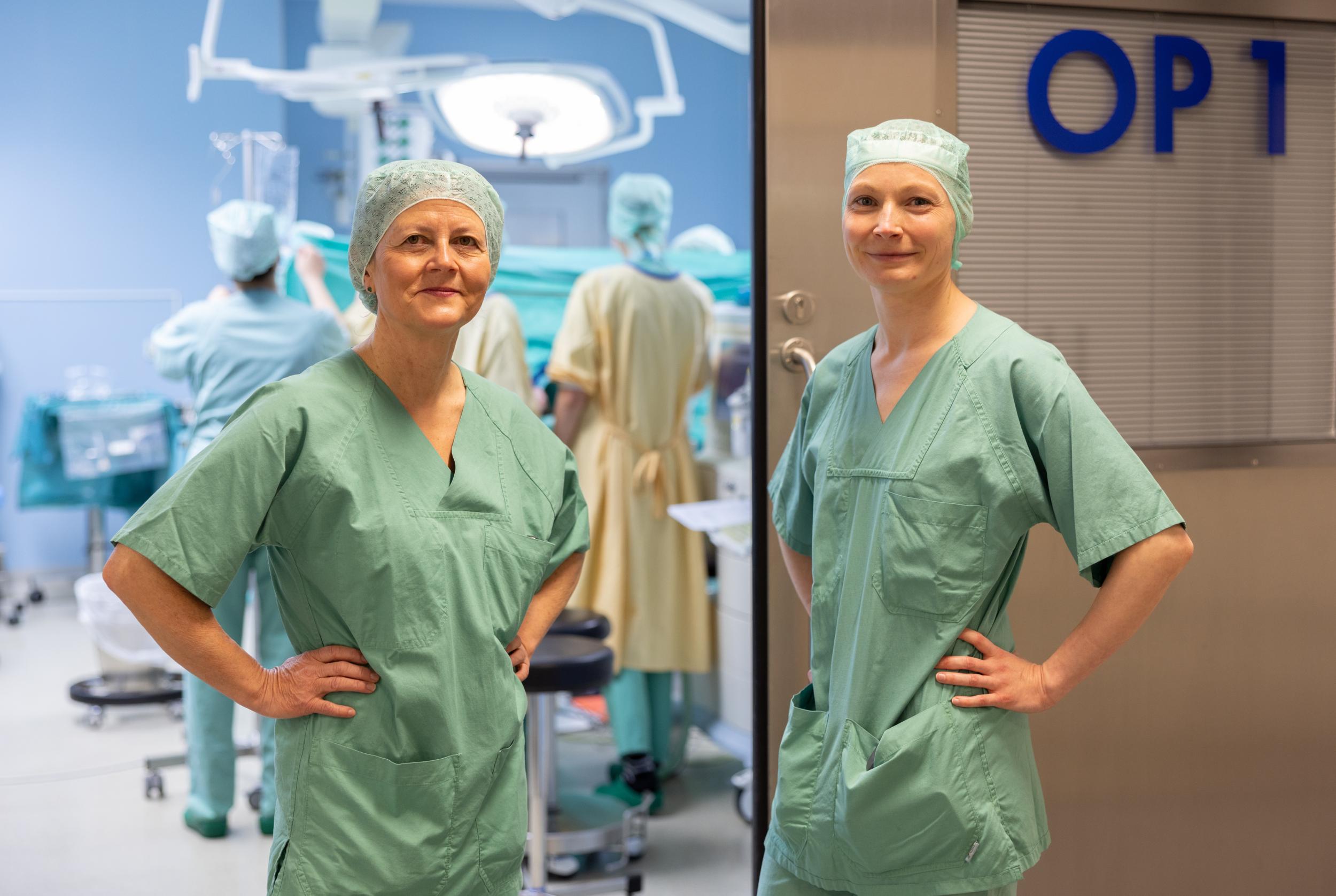 Die beiden Viszeralchirurginnen Prof. Nada Rayes (li.) und Dr. Lena Seidemann gehören zu den 185 Chirurginnen, die am UKL tätig sind.