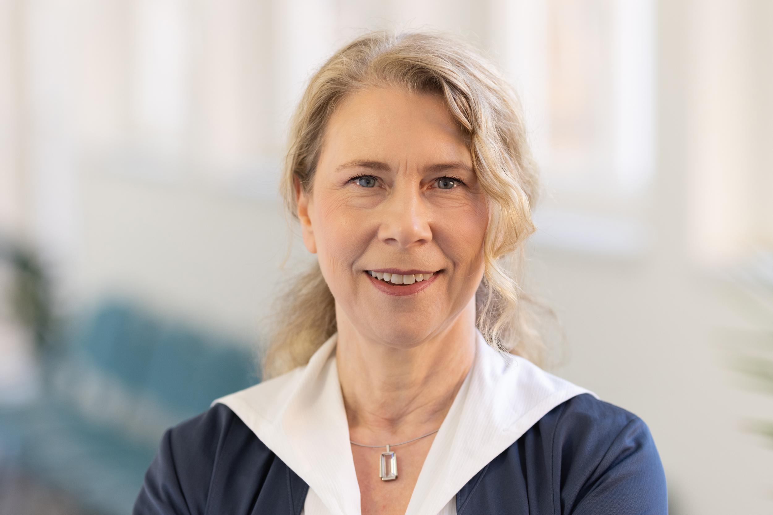 Prof. Annette Moter. Direktorin des Instituts für Mikrobiologie und Virologie am UKL, spricht bei "Medizin für Jedermann" über die "Mikrostadt Biofilm: Das Leben auf und in unserem Körper"
