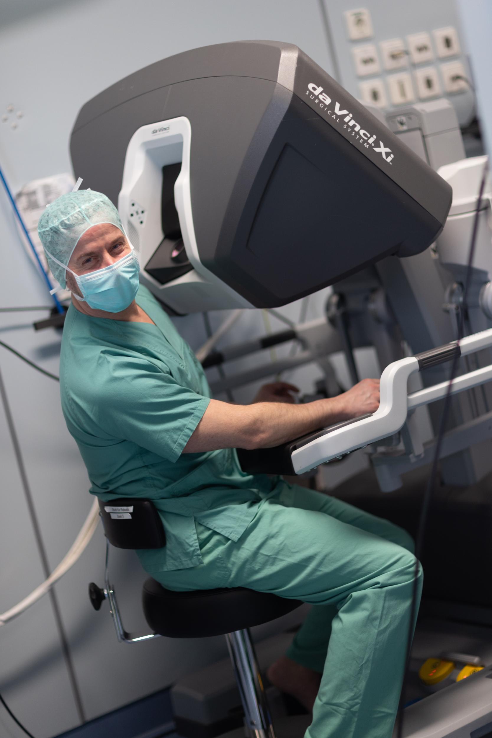 Dr. Stefan Niebisch gehört zu den Pionieren der Speiseröhrenkrebs-Chirurgie mit Roboter-Unterstützung.