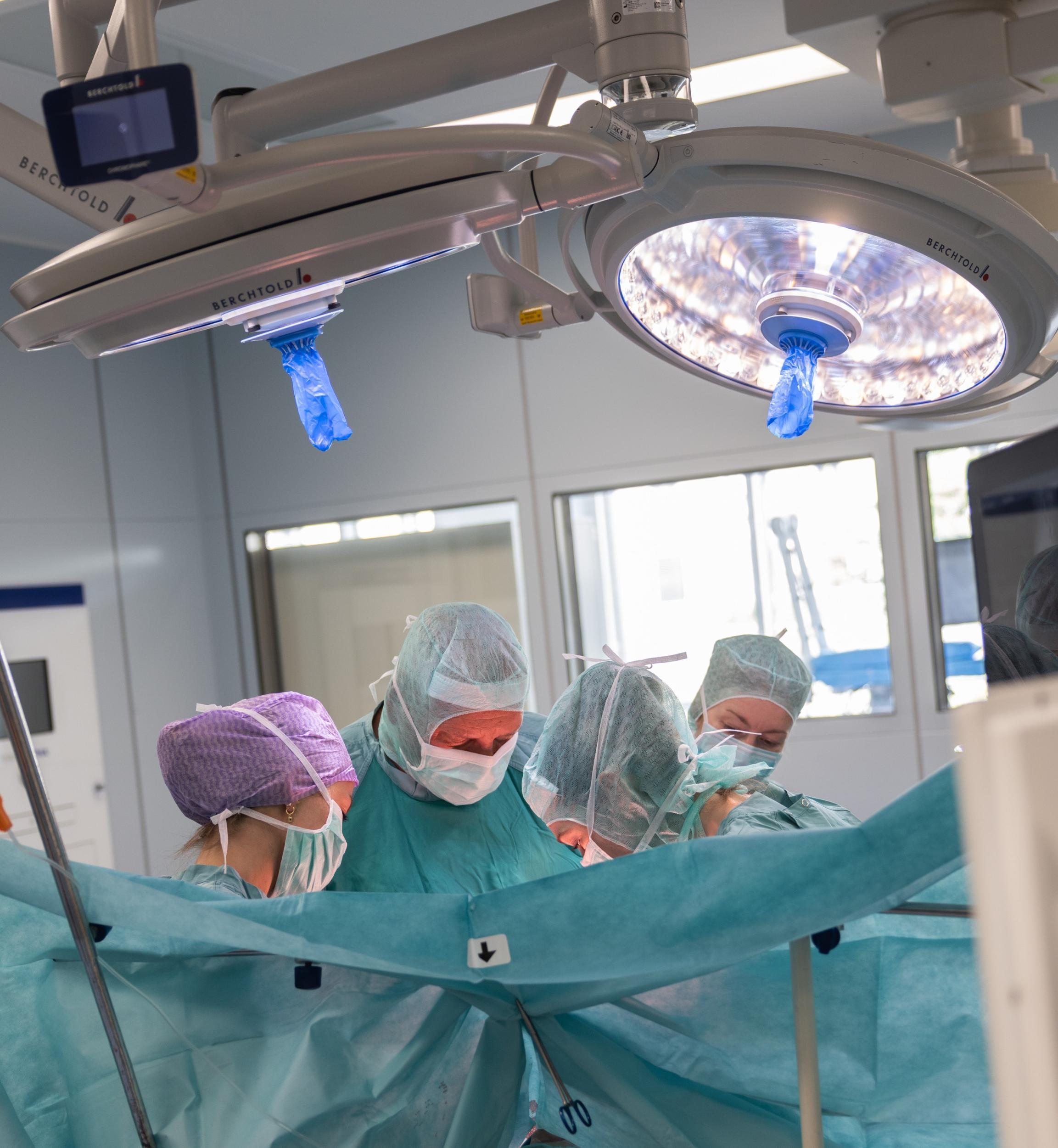 Operationen von Lungentumoren, wie hier vom Team um Prof. Steinert durchgeführt, sind ein wichtiger Bestandteil der Arbeit im Lungenkrebszentrum des UKL.