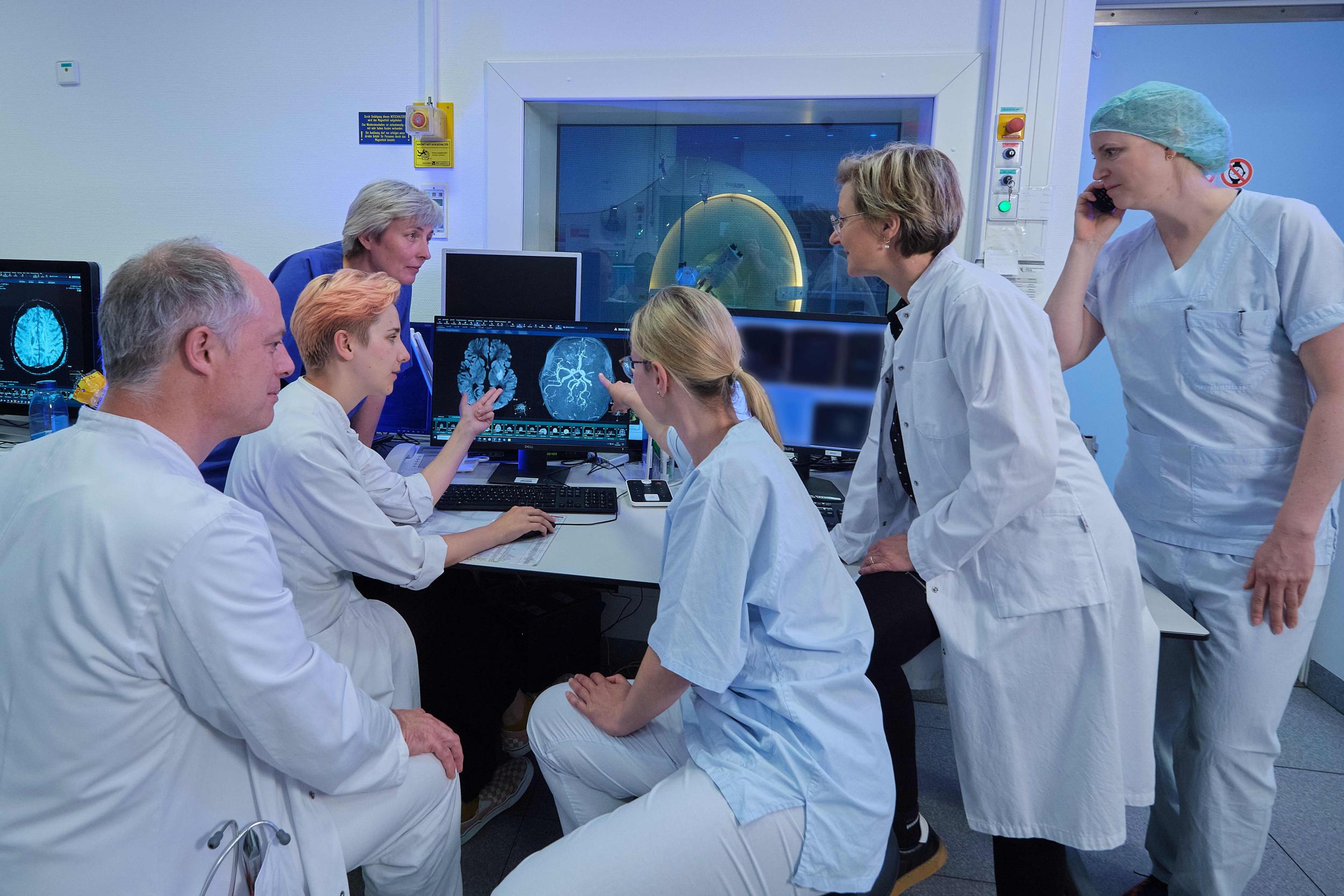 Schlaganfall bei Kindern besser erkennen und behandeln -  UKL führt als eines von wenigen Zentren Thrombektomien bei Kindern durch.