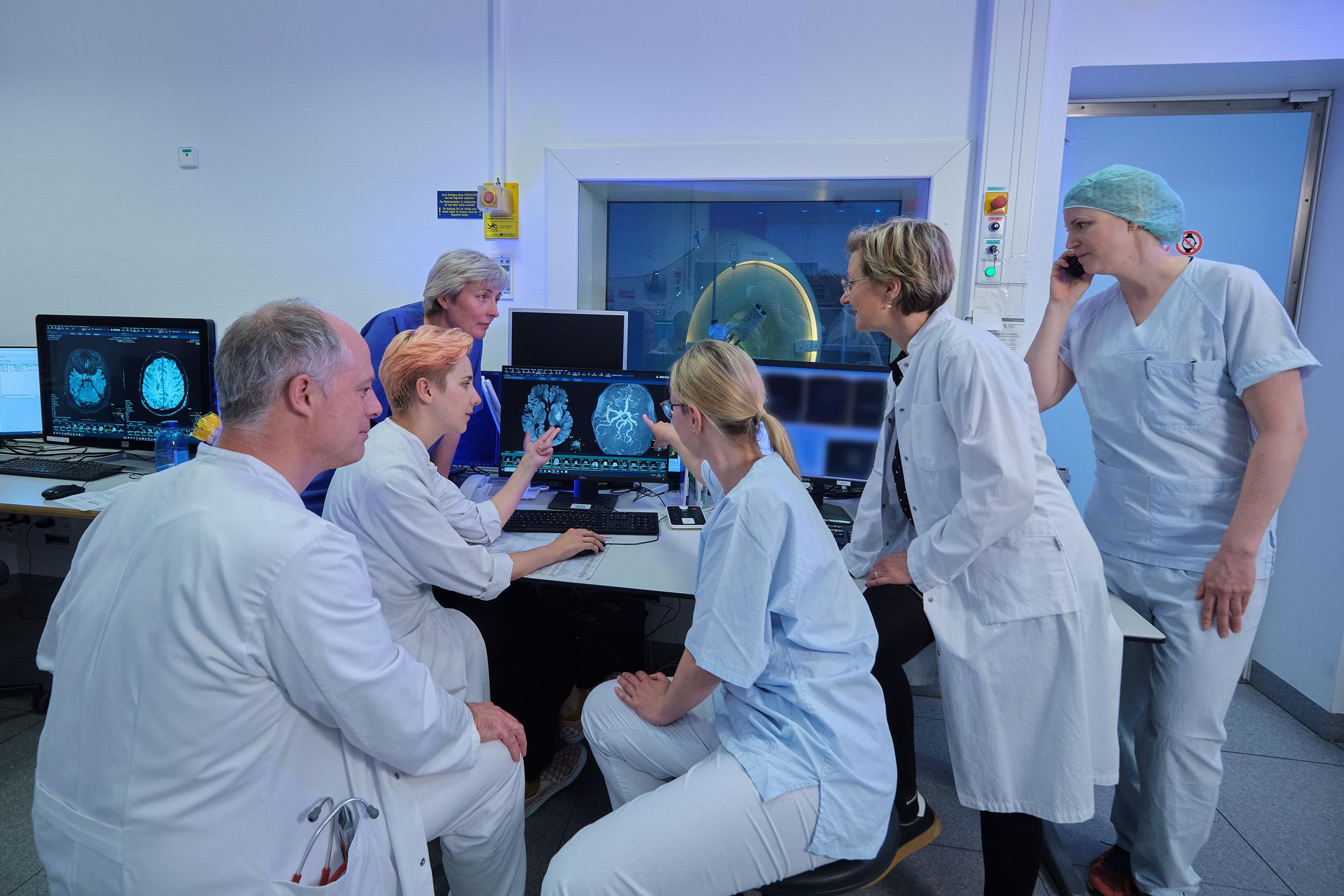 Neuroradiologische Befundbesprechung im interdisziplinären Team am MRT.