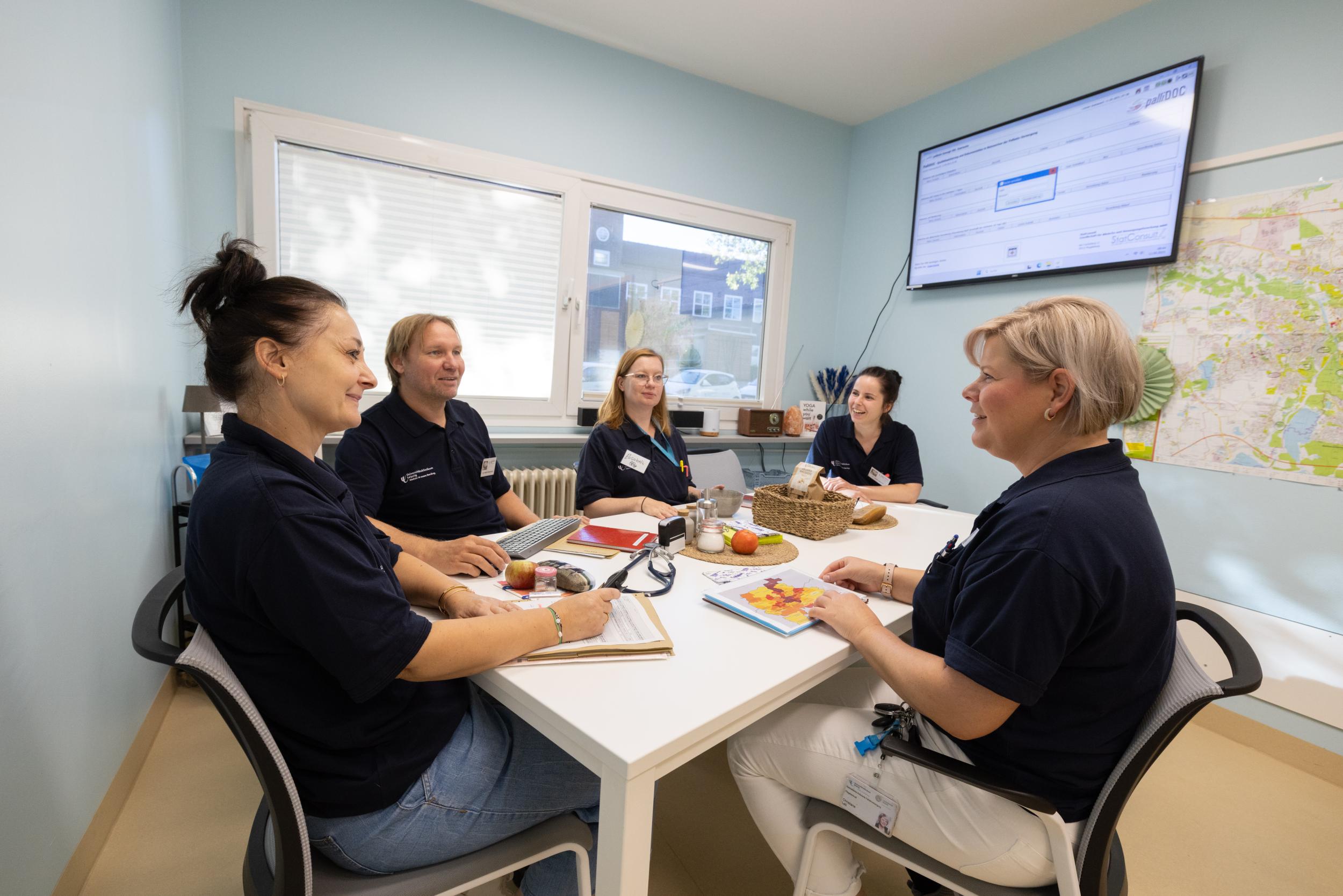 Während der regelmäßigen Beratungen des SAPV-Teams wird jeder Fall aus unterschiedlichen fachlichen Perspektiven erörtert und es werden die nächsten Schritte festgelegt.