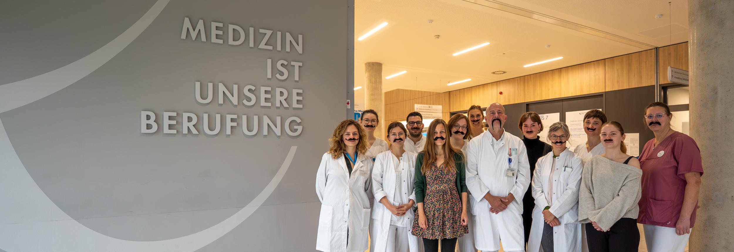 Das Team des universitären Krebszentrums am UKL macht zum Movember mit einem symbolischen Schnurrbart auf das Thema Männergesundheit aufmerksam.