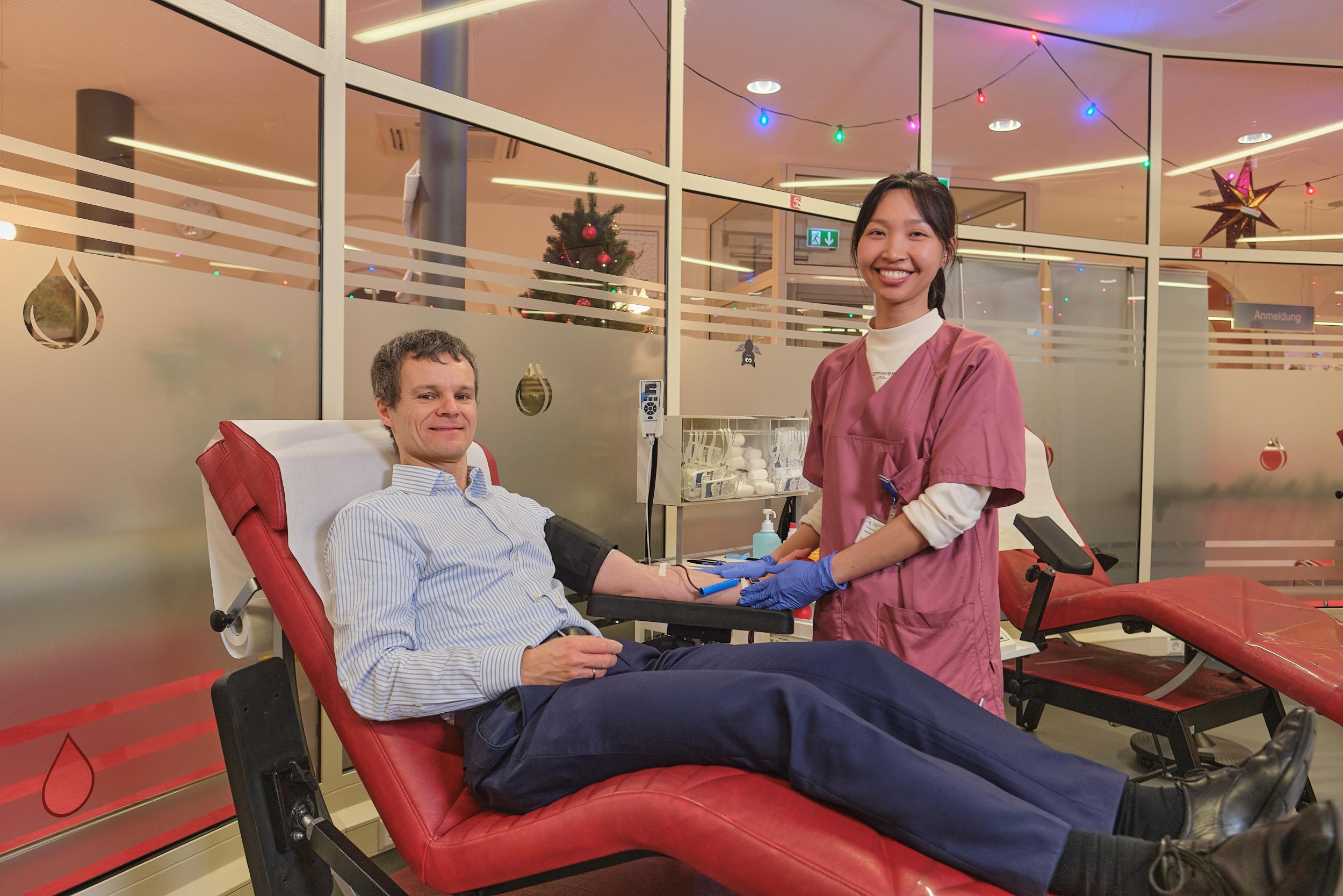 Weihnachts-Blutspende im Paulinum am 10. Dezember: Der Kaufmännische UKL-Vorstand Dr. Robert Jacob ging im Vorfeld mit gutem Beispiel voran.