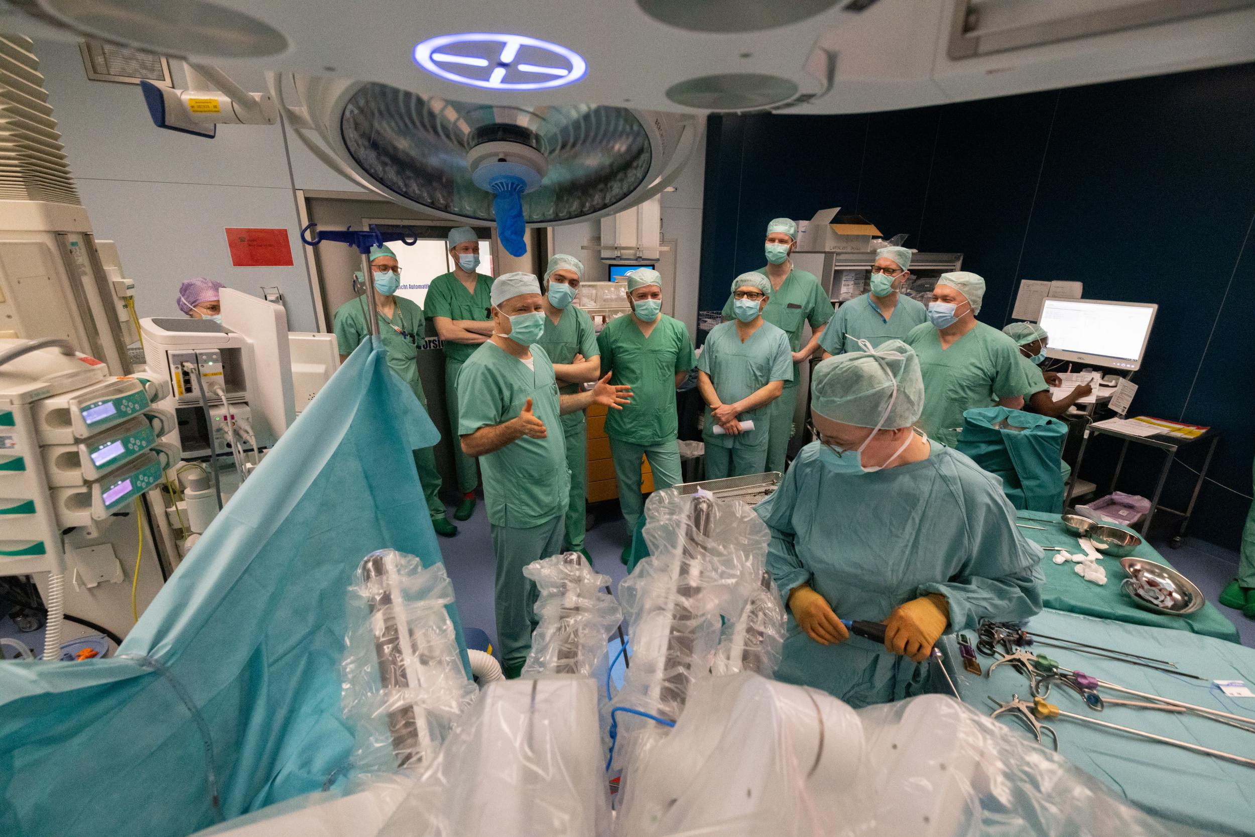 Bis Ende vergangenen Jahres wurden knapp 8.900 robotische Operationen am UKL durchgeführt. Hier hospitieren Fachkolleg:innen aus ganz Deutschland bei einer radikalen Zysektomie eines fortgeschrittenen Harnblasenkarzinoms, die Prof. Jens-Uwe Stolzenburg  (3. v. l.) am DaVinci-Operationssystem durchführt.